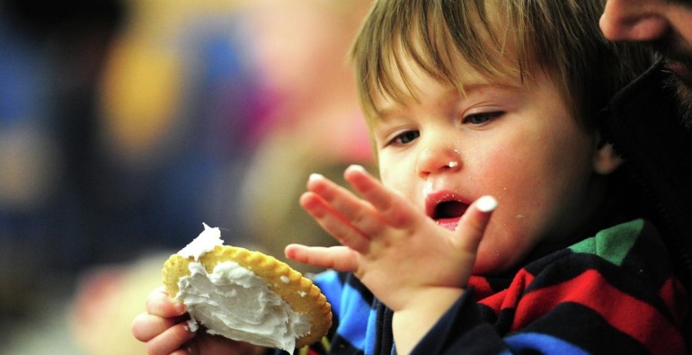 ضرر های خوردن شیرینی برای کودکان